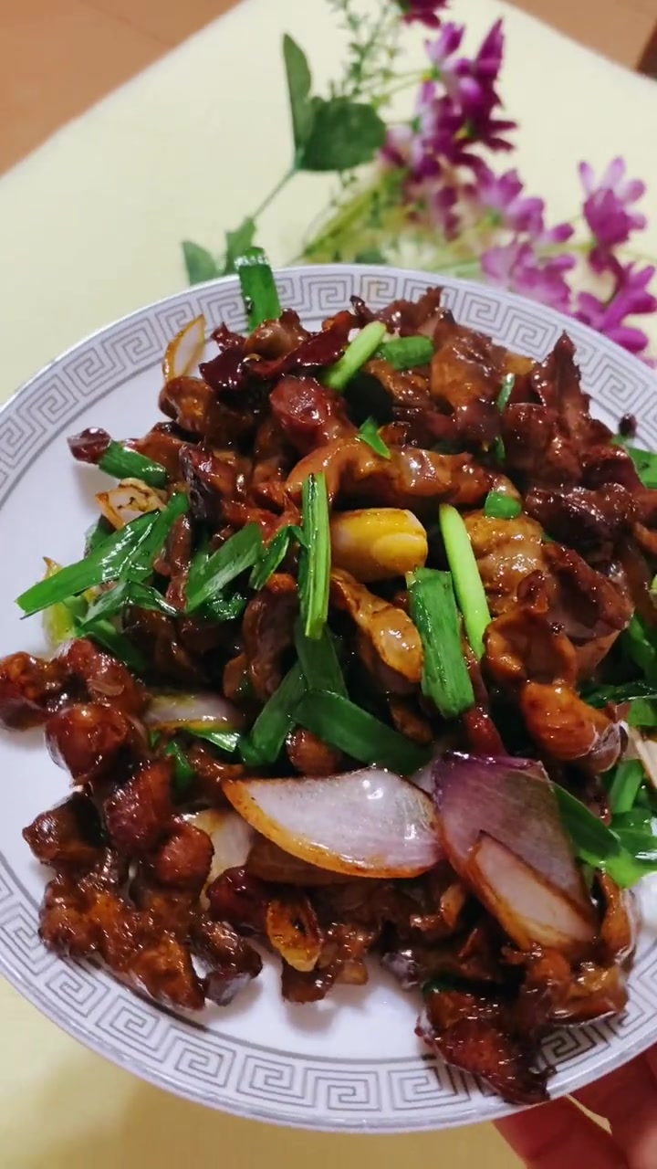 你爱吃的酱爆鸡胗来喽!好吃的关键是这包酱烧汁,不会做饭的你也可以给你的宝贝做哦 家常菜 爱