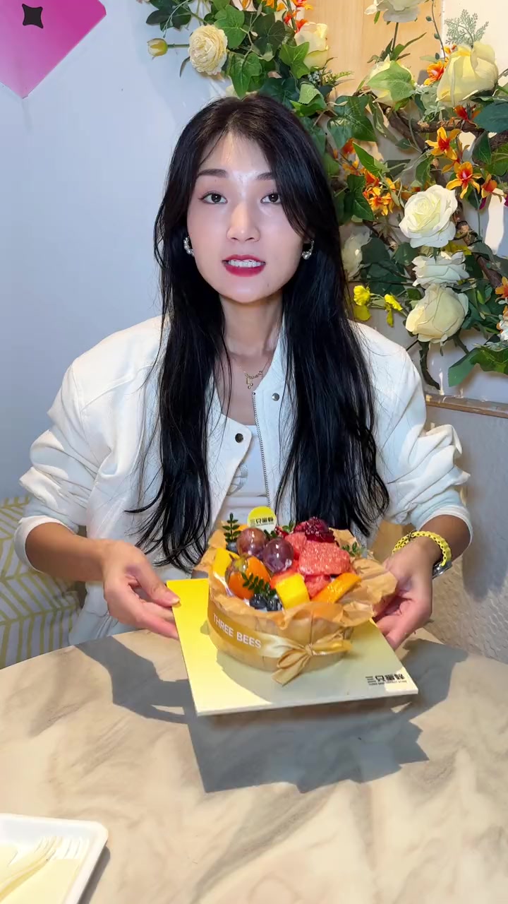 蛋糕 你知道吃甜品蛋糕怎么选吗?好吃又健康,三只蜜蜂新品水果巴斯克芝士蛋糕太好看啦!生日,
