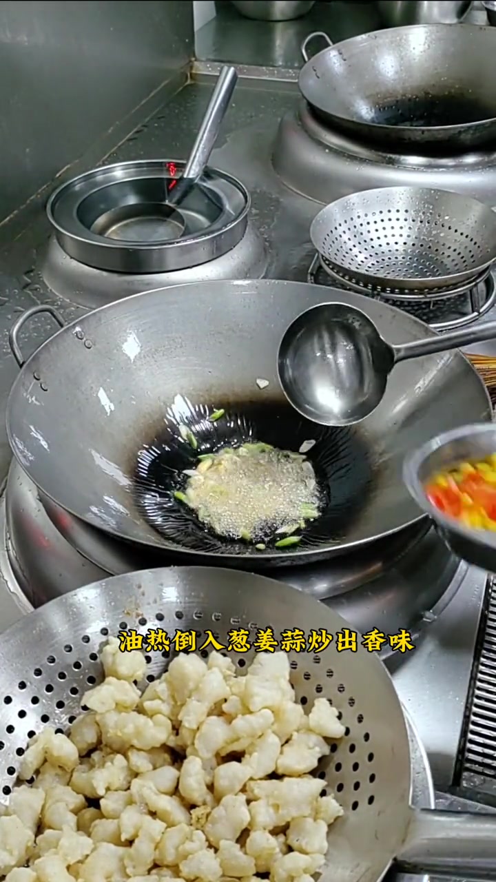 吃鱼不用吐鱼刺的做法,鱼肉以肉粒的方式做一道 鱼米之乡。其实做法非常简单,没有什么技术含量