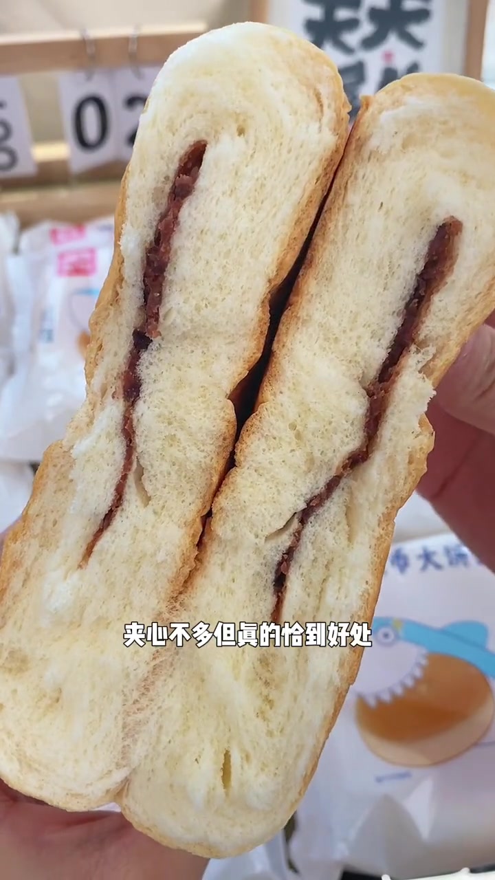 一个就一块多的 桃李 老面包 松松软软还不会很甜,太划算了 面包 哇又便宜又好吃 桃李面包