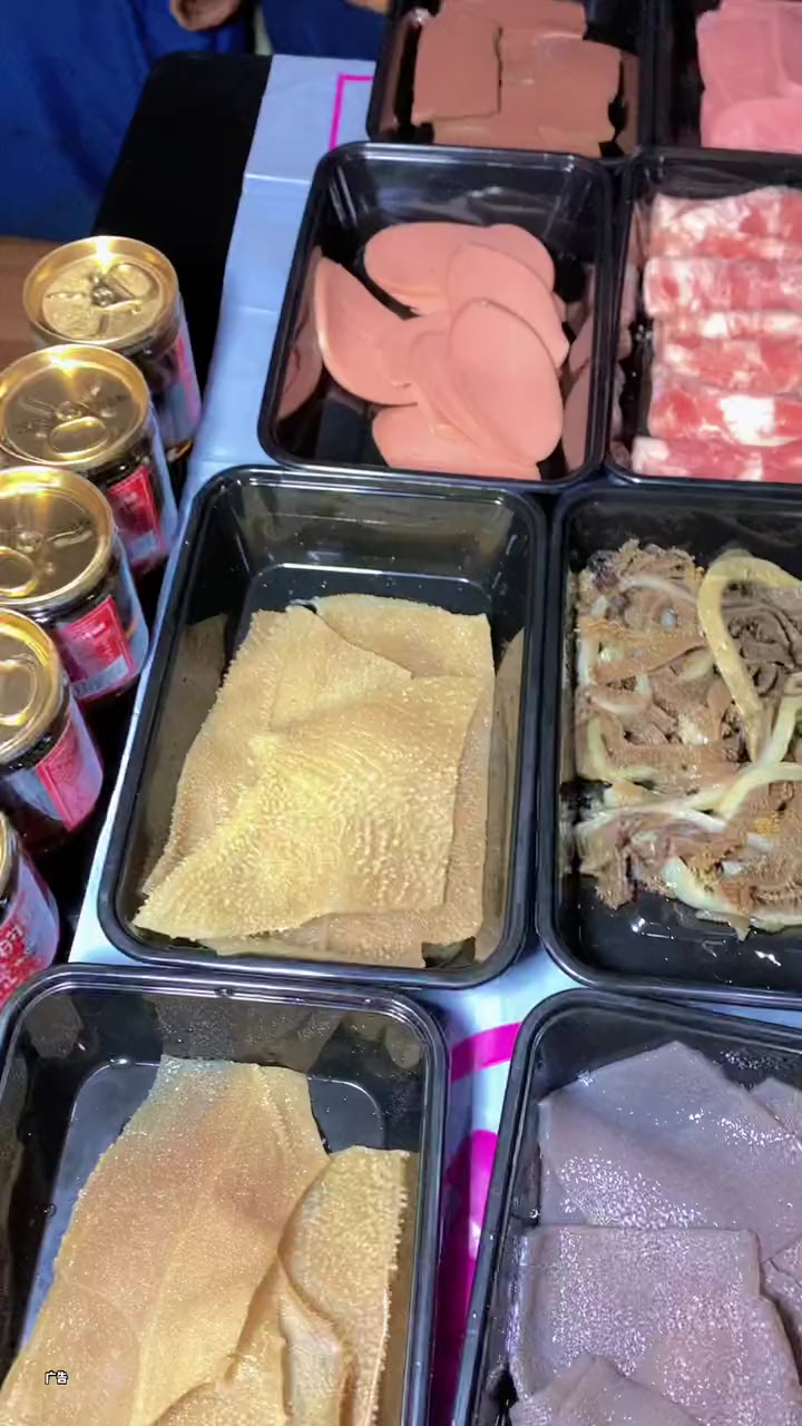 在家也能吃火锅外卖啦,三十二道菜加上电煮锅给你送到家一百多块钱,陈多钱重庆市井火锅也太给力