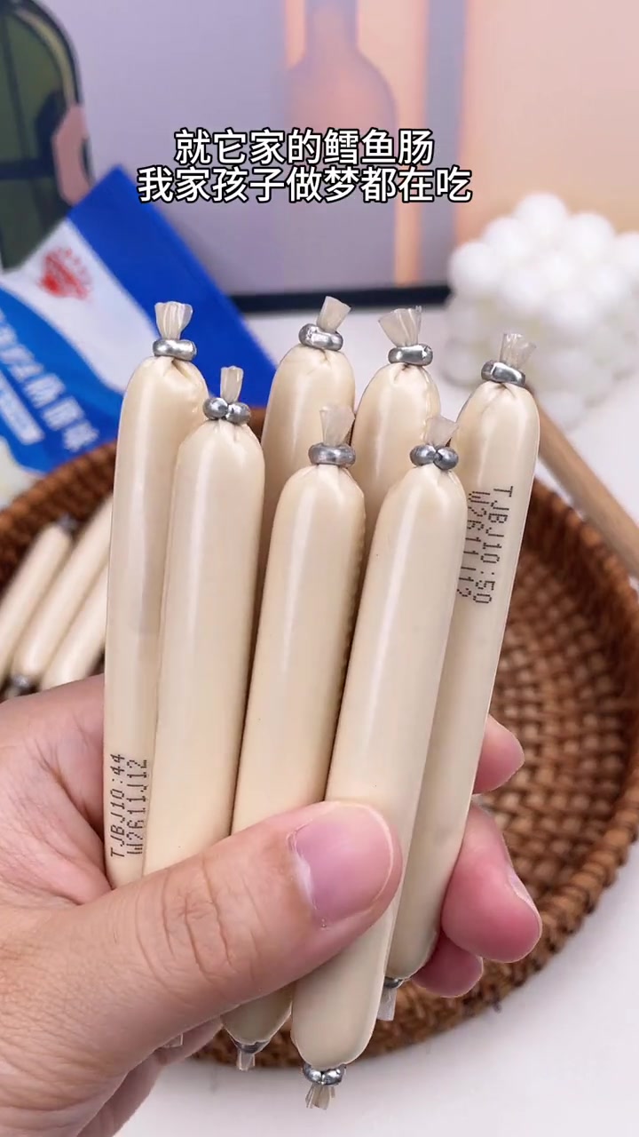 1岁后小朋友每天来两根鳕鱼肠,里面满满的鳕鱼肉,Q弹鲜嫩容易消化,还添加了DHA藻油,当零