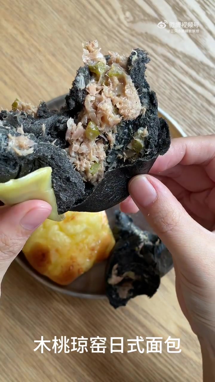 又在测试面包新作品了,木桃琼窑(三只小熊精致烘焙)店铺有小样试吃,欢迎大家品尝「馋嘴」~ 