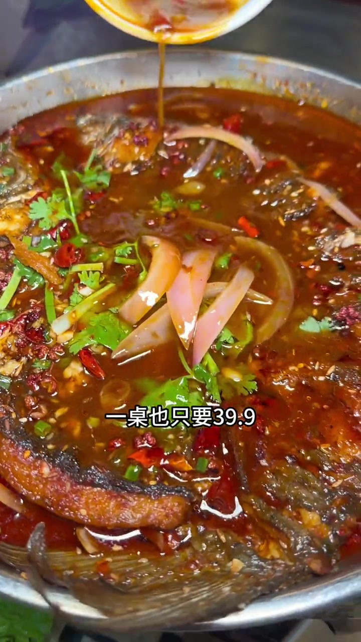 司门口的老牌网红店!39.9吃吃吃烤鱼套餐!三个人吃撑!美食探店 武汉美食 广告