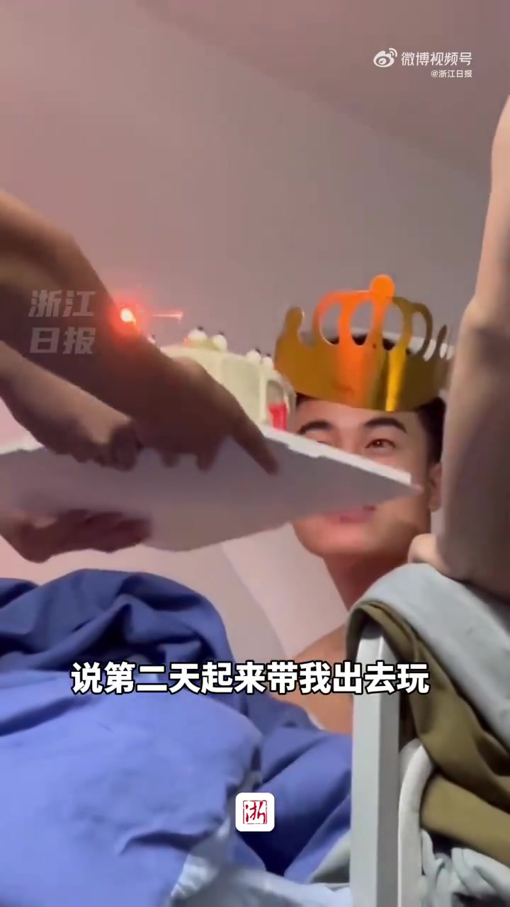 「好兄弟!男生被室友强行叫醒过生日一脸懵」近日,江苏宿迁,男生寝室记录下温情又搞笑的一幕: