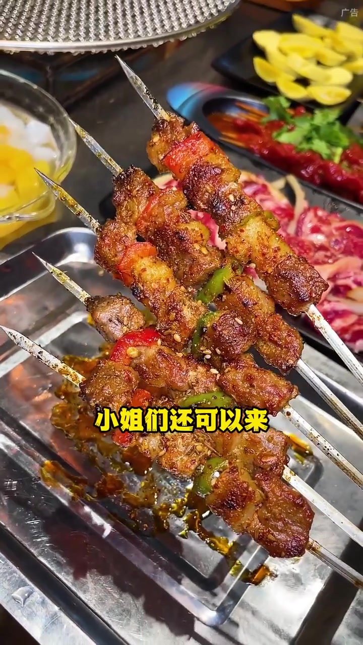 铁岭风情水岸新开泰火地炉子烤肉,能烧烤能烤肉,热闹氛围好,味道属实不错!