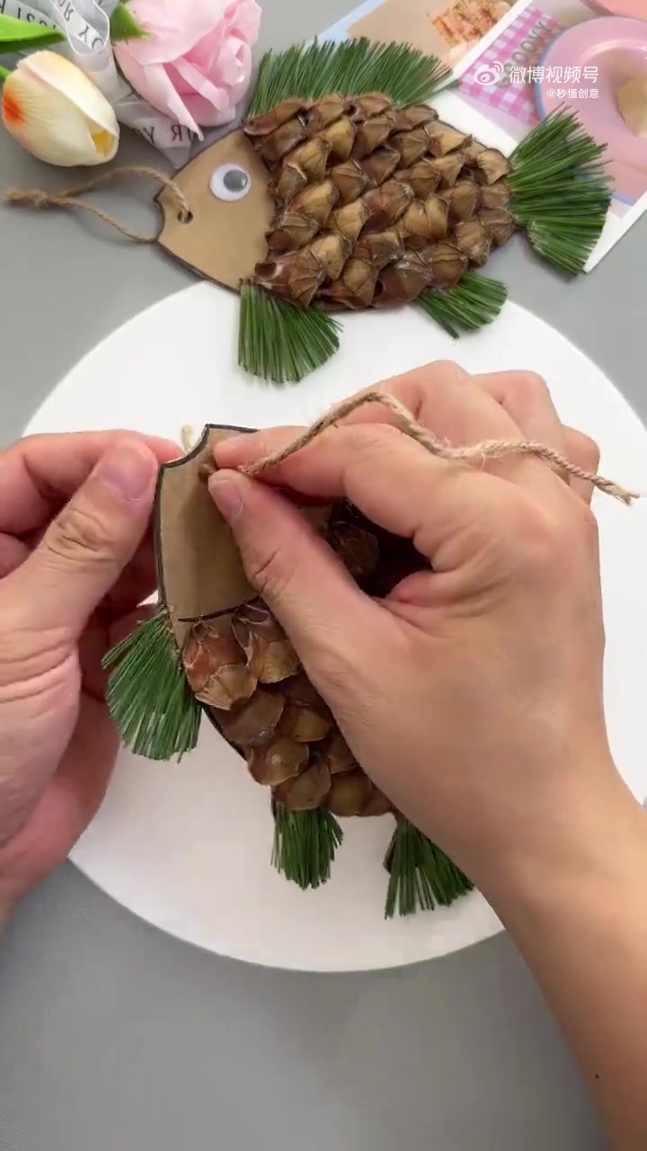 带小朋友在公园捡一些松果回来,一起做这个非常好看的《年年有鱼》吧!亲子手工