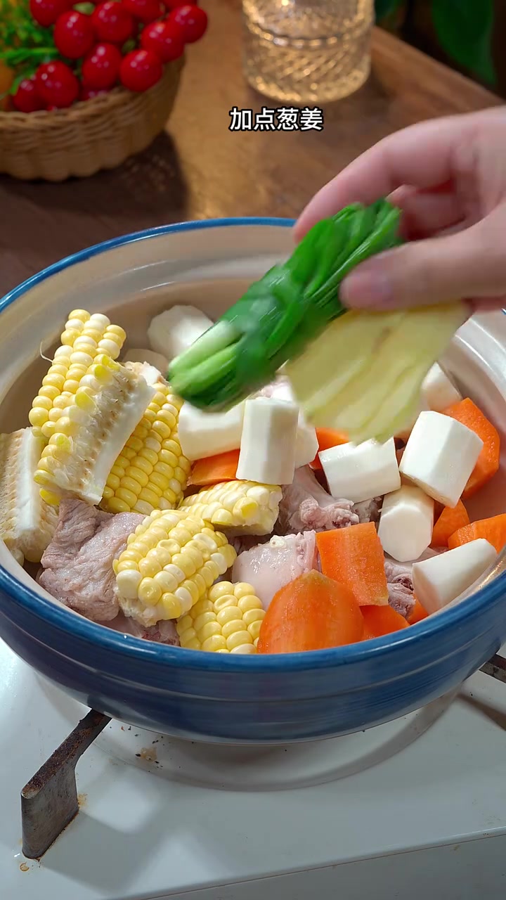 秋天天气干燥,多给家里人多煲些汤汤水水,这个玉米山药排骨汤汤味浓郁,清甜好喝