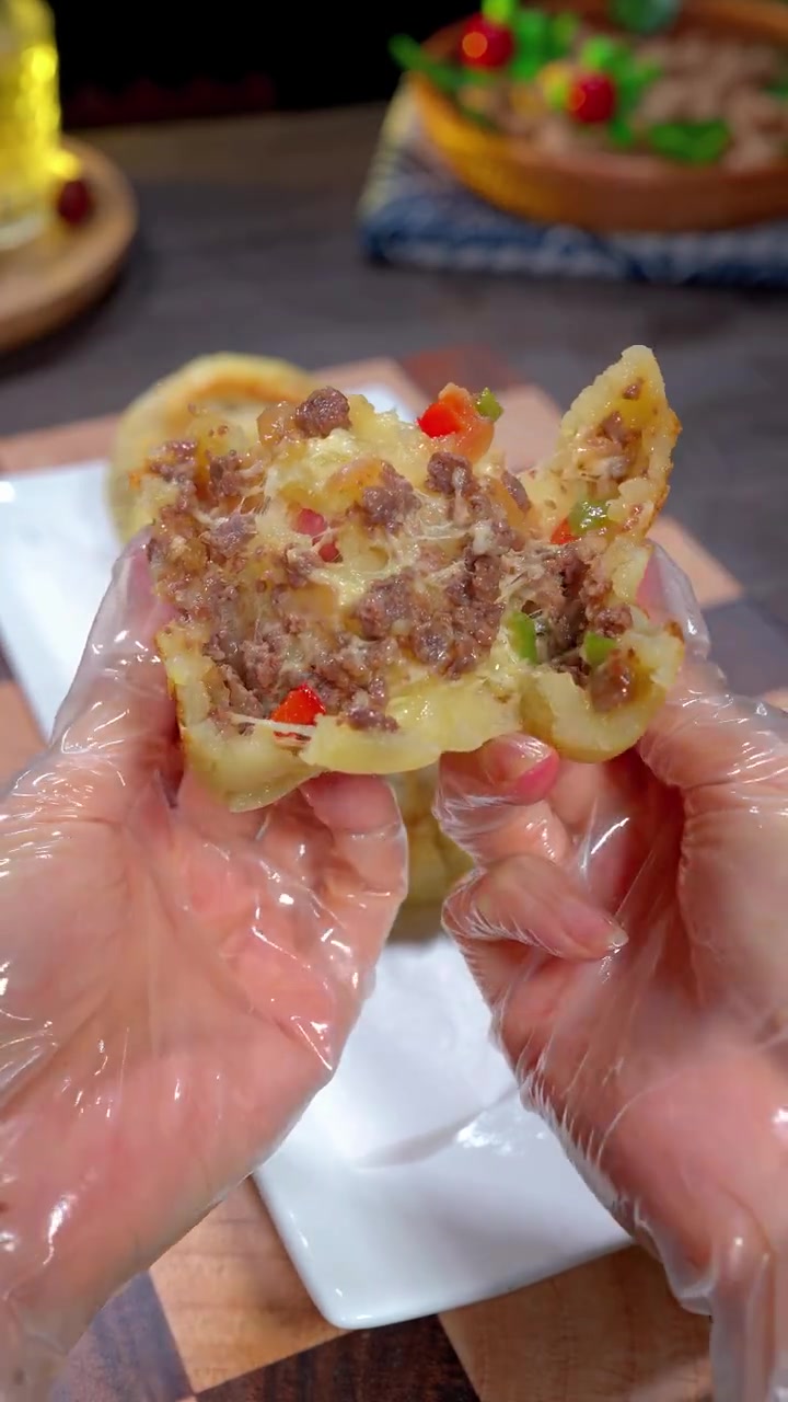 美食时刻 会拉丝的牛肉土豆饼也太好吃了吧,外焦里嫩,吃了还想吃
