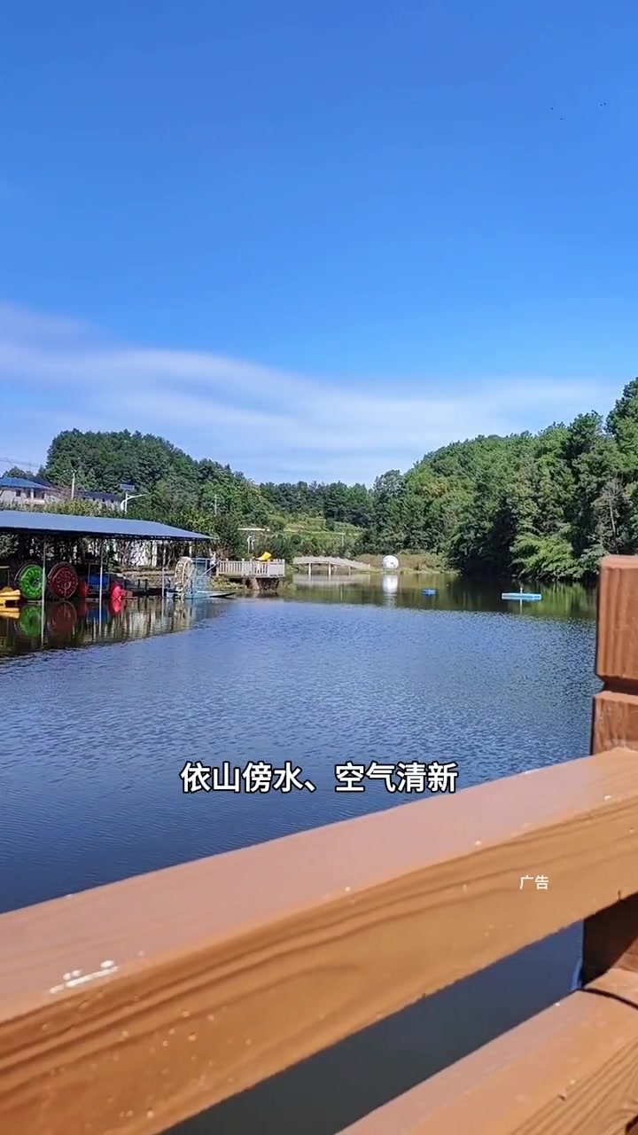 吃喝玩乐嗨皮来这里确实不错,环境清晰空气好,烤全羊、柴火鸡、中餐特色菜,巴适得板!桂花湖生