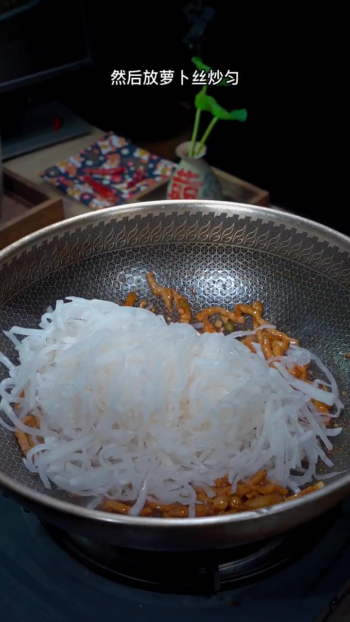 家里还有大萝卜的按照这个方法做个萝卜丝炒肉简单又好吃