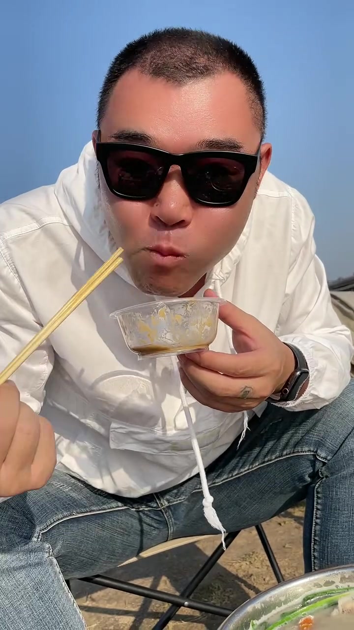 凌海商务酒店对街西行200米路南,鼎汇丰火锅食材。