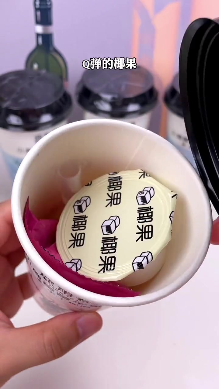 我只花了9块9,竟然给我发了6杯奶茶,还是鹿角巷的,黑糖、原味、草莓3种口味,真的太爱啦 