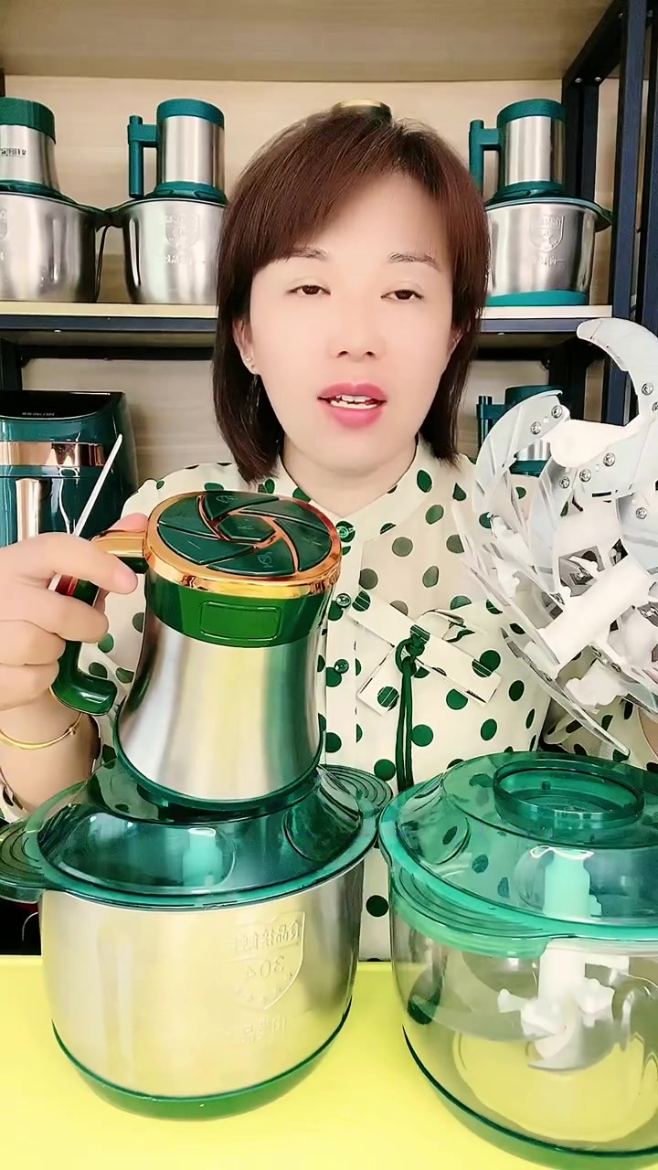 顶圣品牌。新款五升大容量,新升级七档位。绞肉 绞菜 榨汁和面。做豆浆都可以