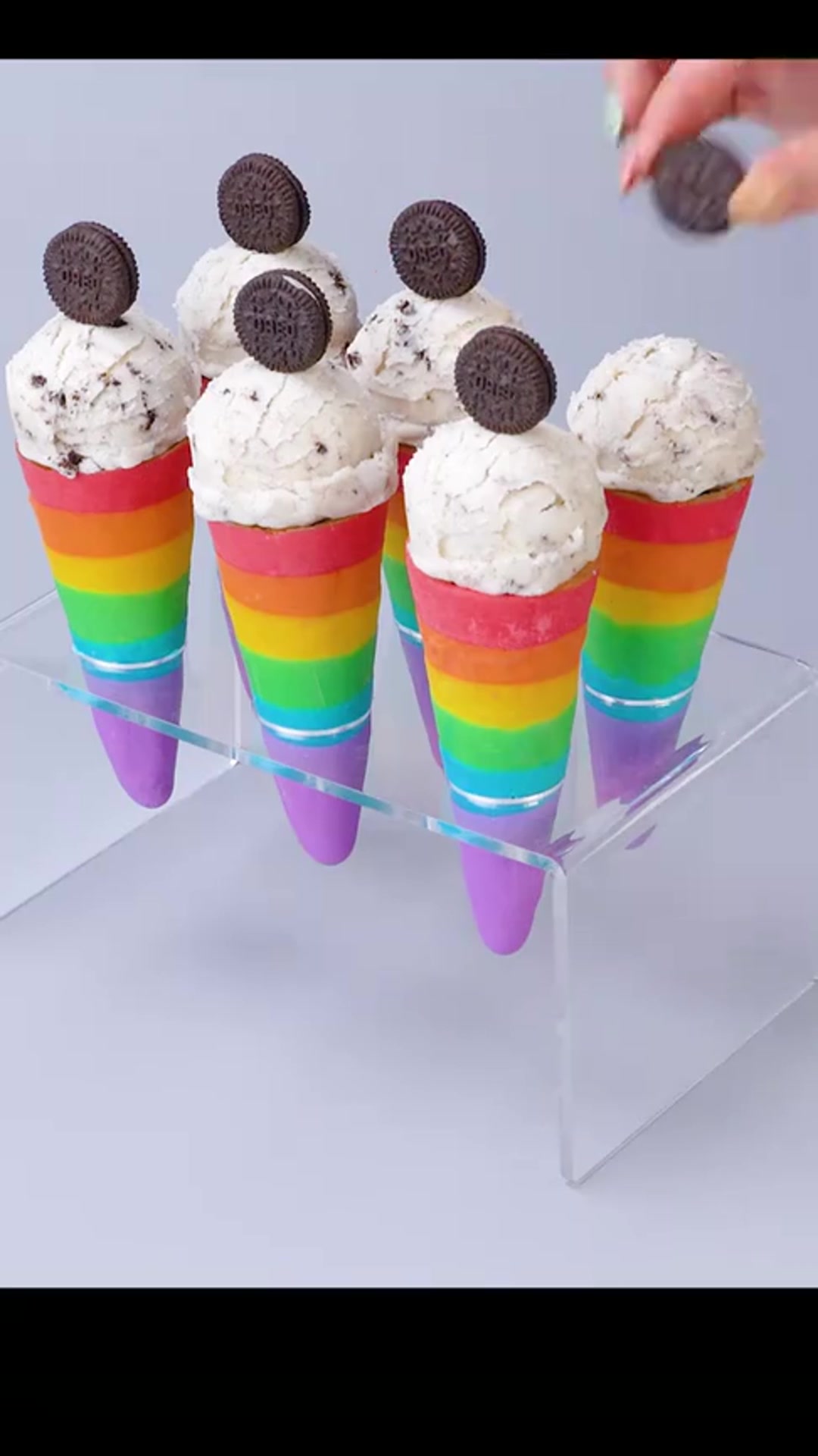 解压时刻:让人舒适的冰激凌制作过程,七彩奥利奥甜筒来啦