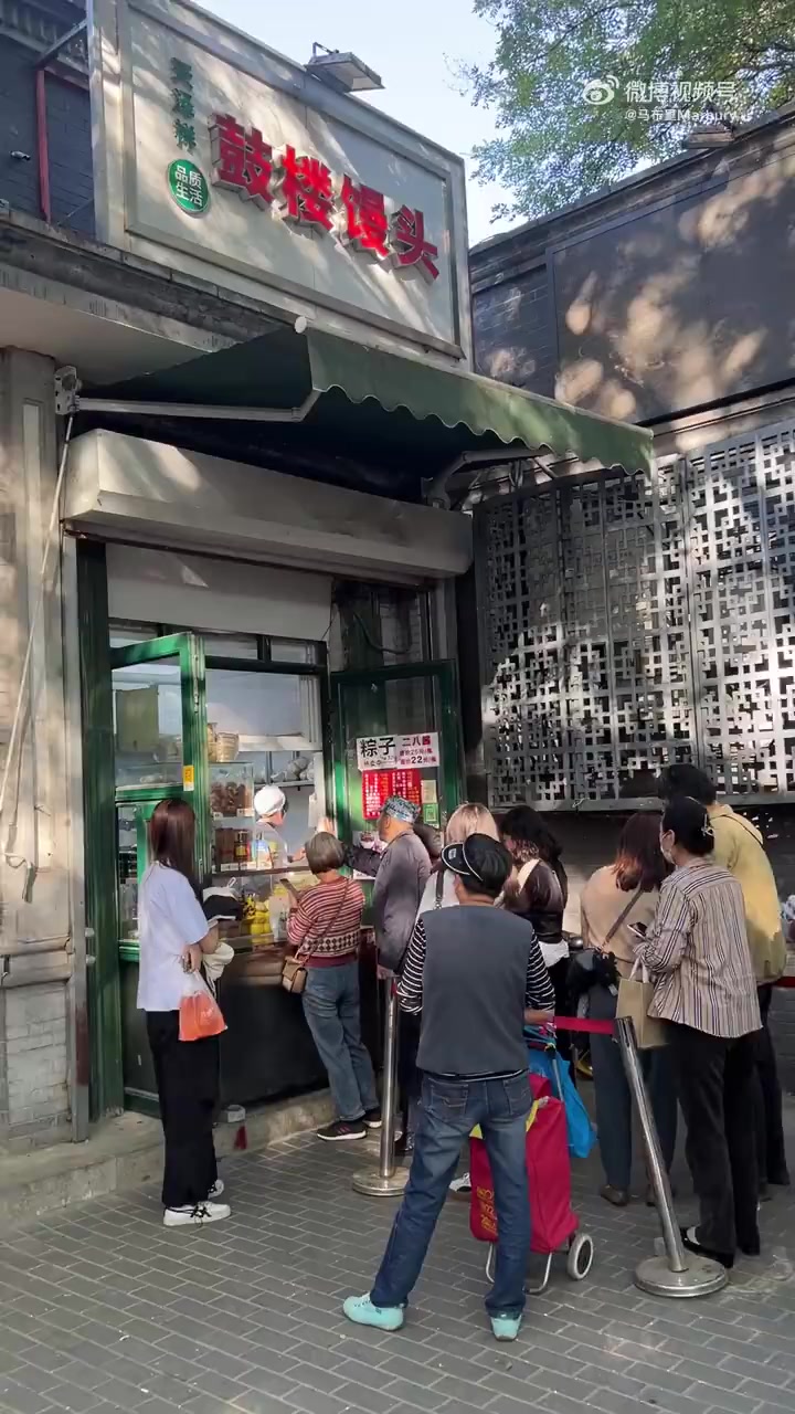馒头加上老干妈,老马吃完笑哈哈「嘻嘻」