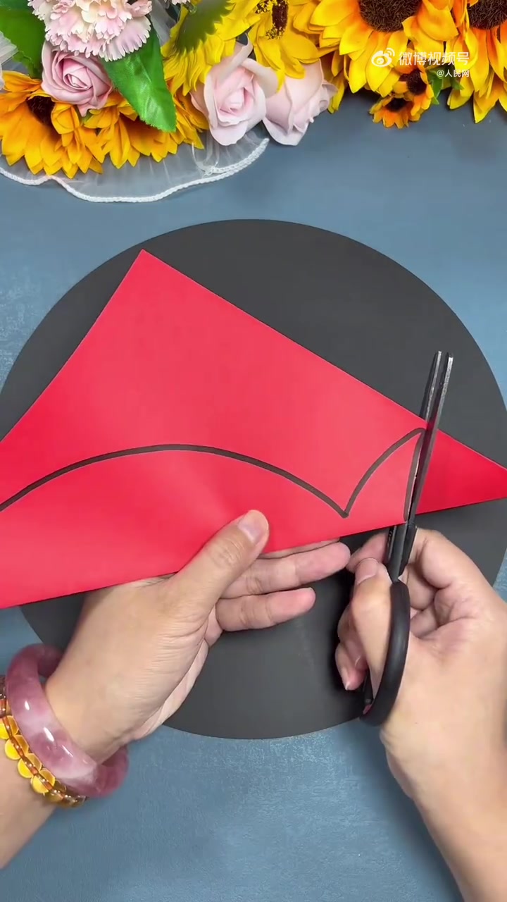 「收藏!会动的小鱼剪纸教程」用纸也能剪出会动的小鱼,快来试试吧~