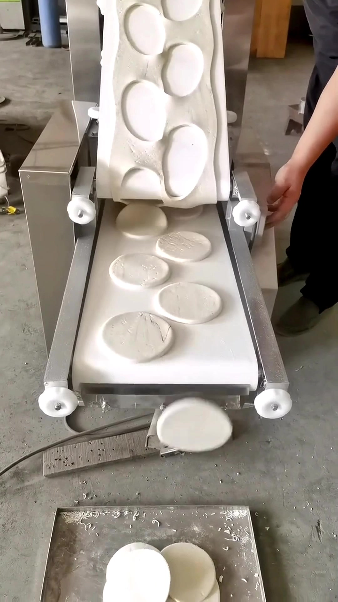 烧饼成型机快速出饼坯,自动白吉馍机