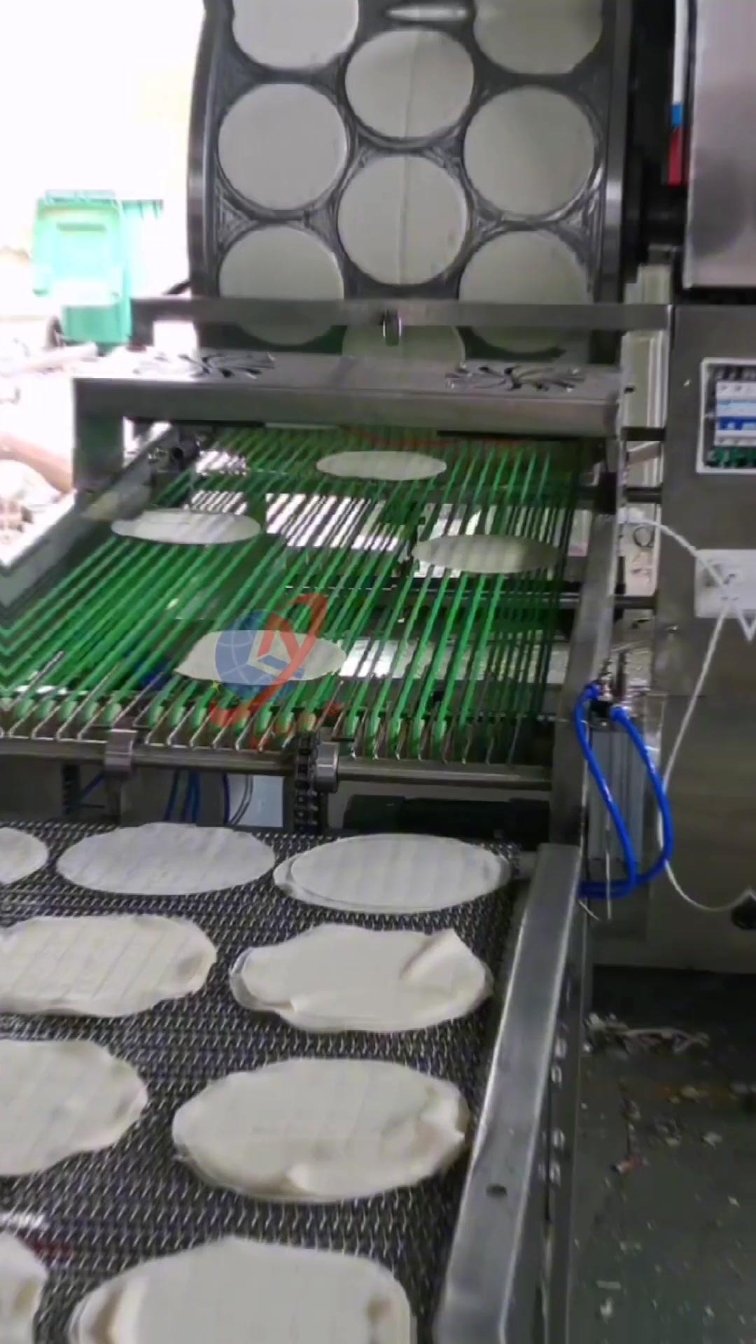 翻皮计数的春卷皮机,可以按照需要将饼叠成一摞