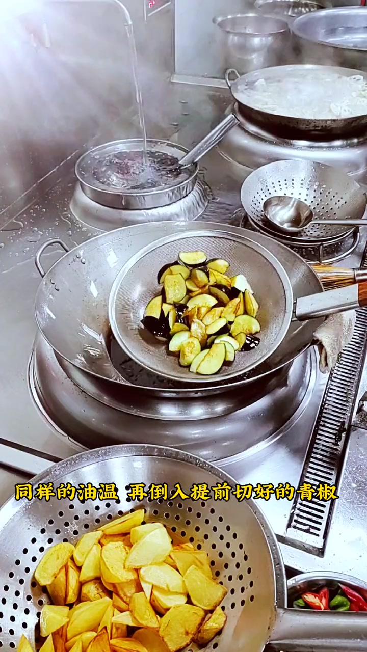 真是没想到,用这三种不起眼的食材,却能做出令无数人心心念念的味道,地三鲜。美食 每日美食分