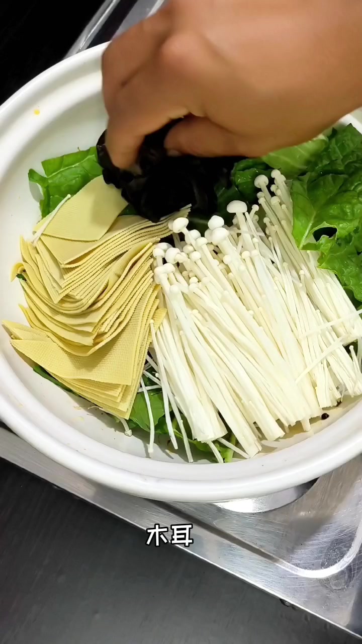 天气凉了来一碗热气腾腾的砂锅羊肉