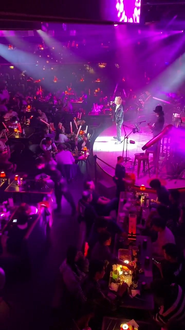 如果你心情不好就胡桃里,整个烤鸡双人餐,一边吃饭一边听歌,坐上几个小时,让自己放松下来,你