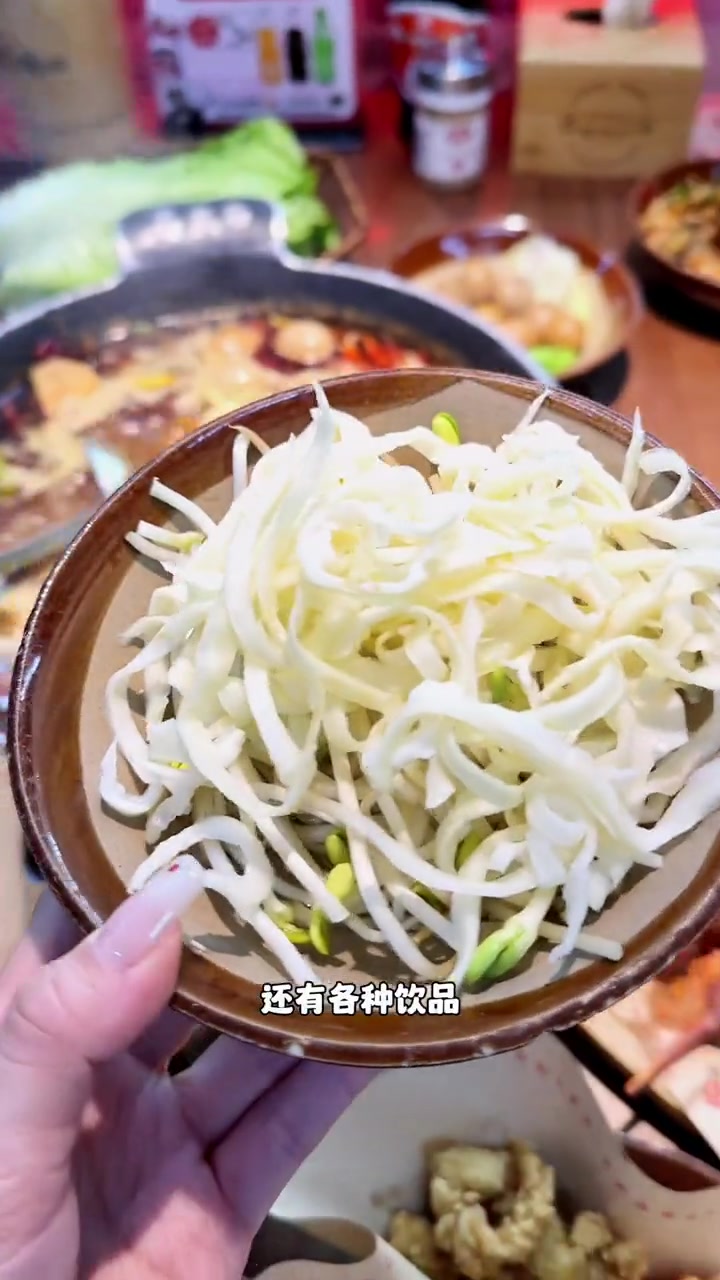 石灰石烧鸡公煲,芋儿+泡面真的绝了,口水都落一地了,吃完真的感觉排队也值得!芋儿鸡 鸡公煲