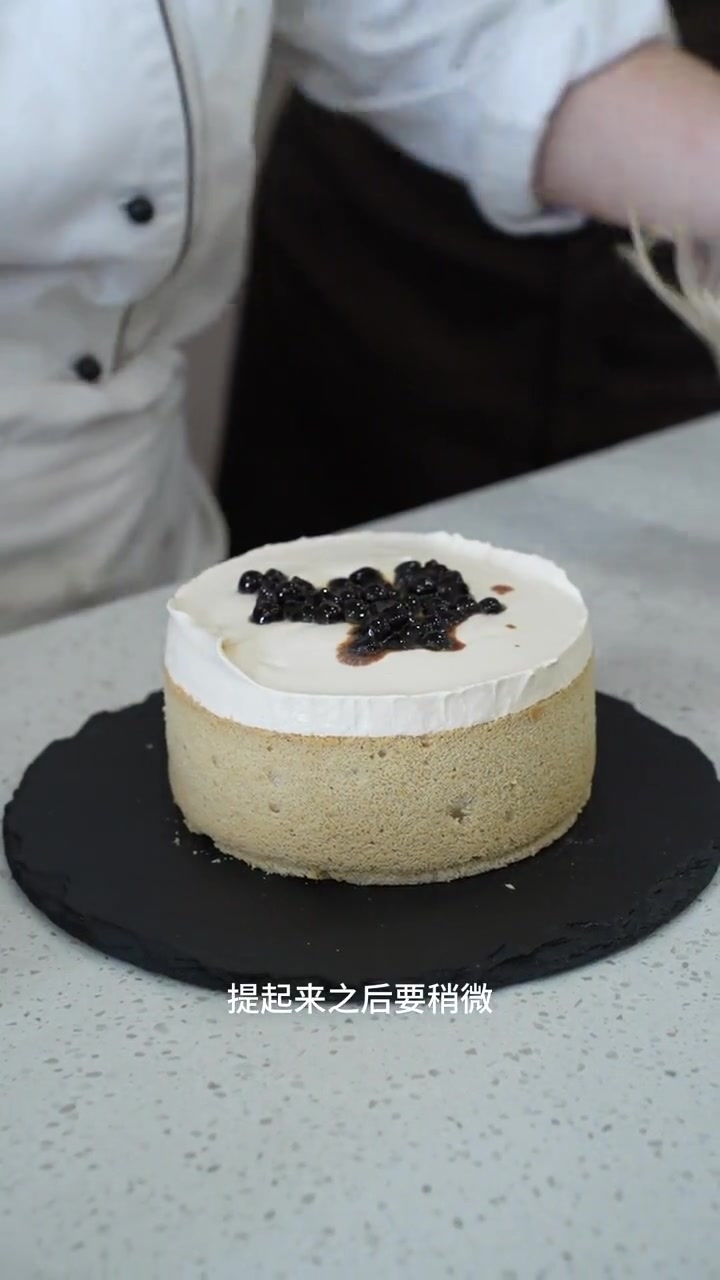 厦门西点培训机构哪家正规?来厦门欧米奇学奶茶星人最爱海盐珍珠爆浆蛋糕,会爆浆真的太诱人了,