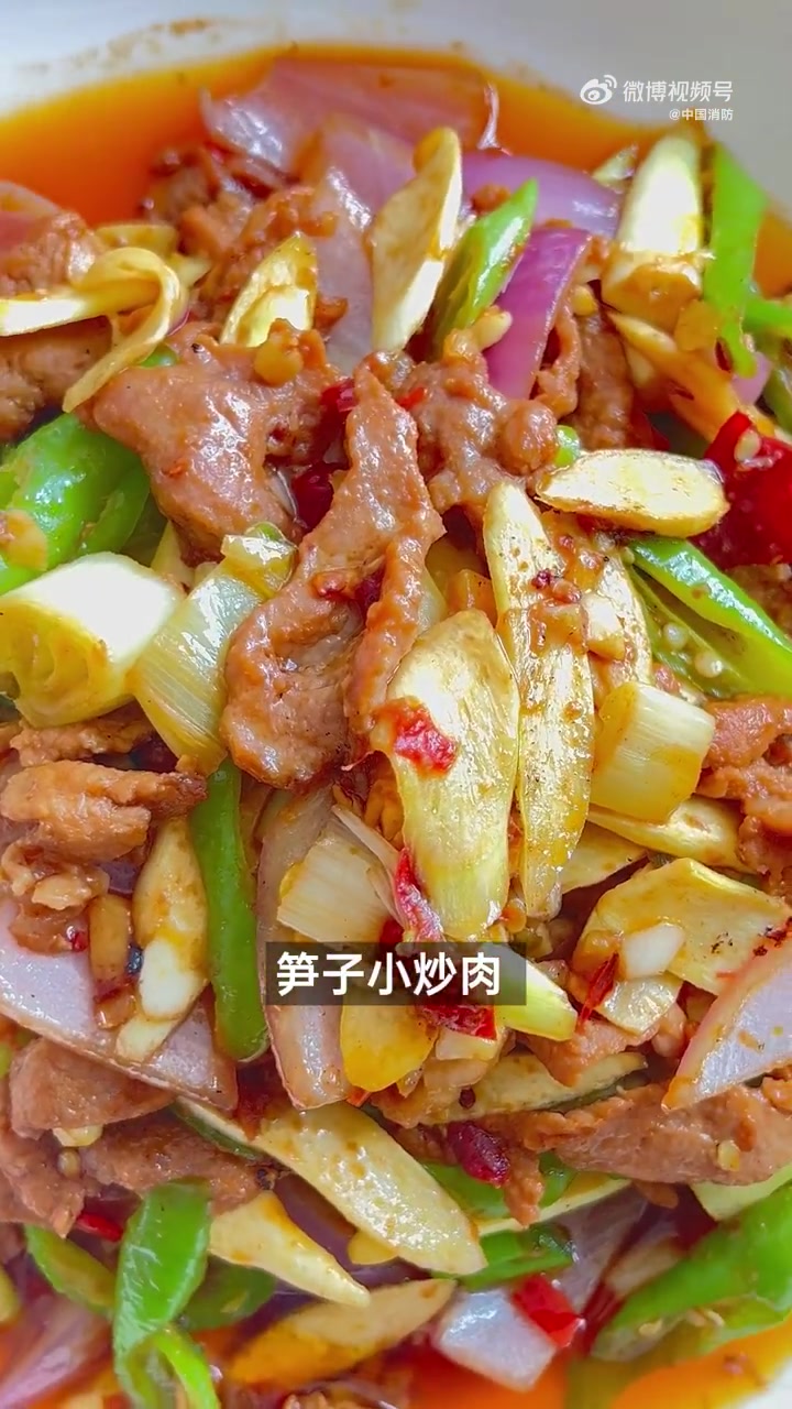 「消防员的饭隔着屏幕都觉着香」想不想来消防队蹭饭?看看今天 的蓝朋友都吃啥。尖椒兔,笋子小