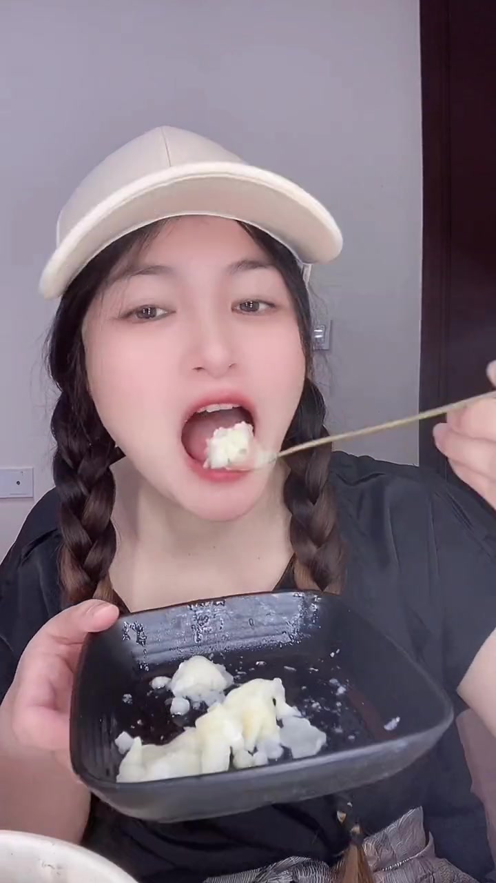 一定要给孩子尝尝这个鳕鱼馅儿的饺子,口感特别丰富,营养又美味,早上5分钟不到就能给孩子准备