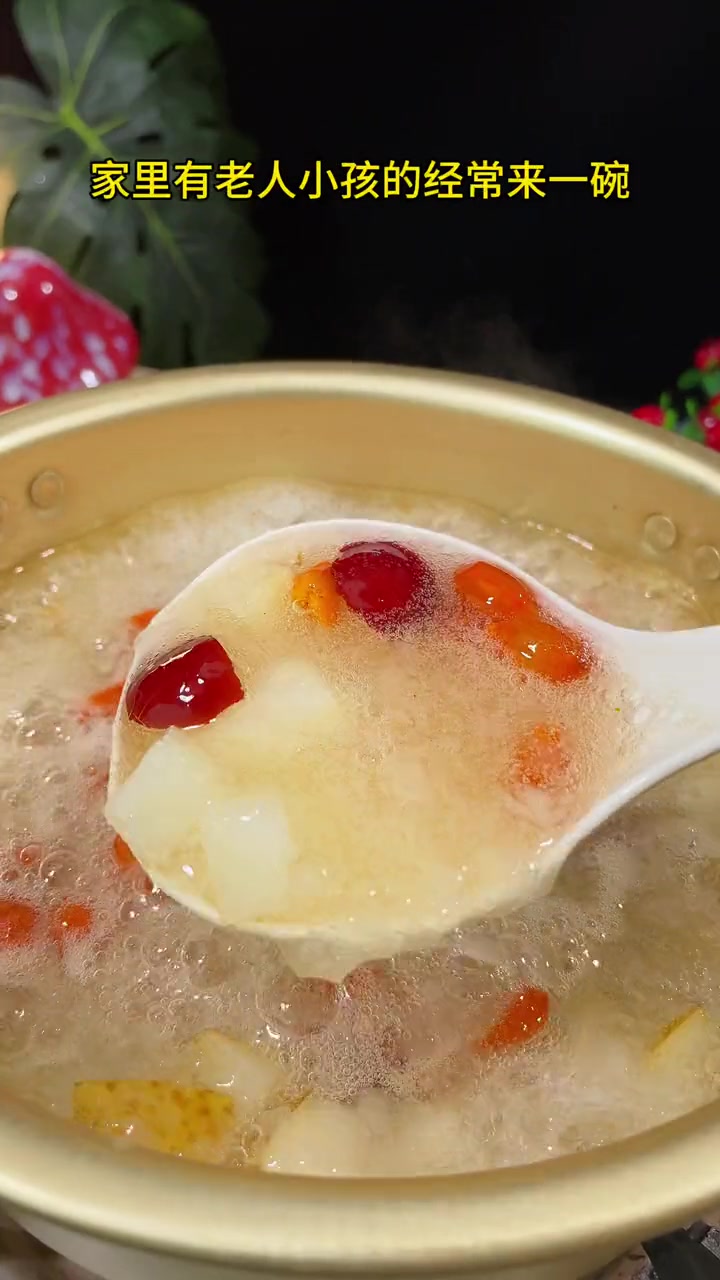 秋冬季干燥易上火,银耳雪梨汤清热润肺 冰糖雪梨 清热润肺