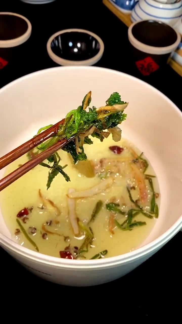 腌辣椒这样做简单开胃又下饭,冰箱冷藏吃上两个月都不会坏,配嘛嘛香