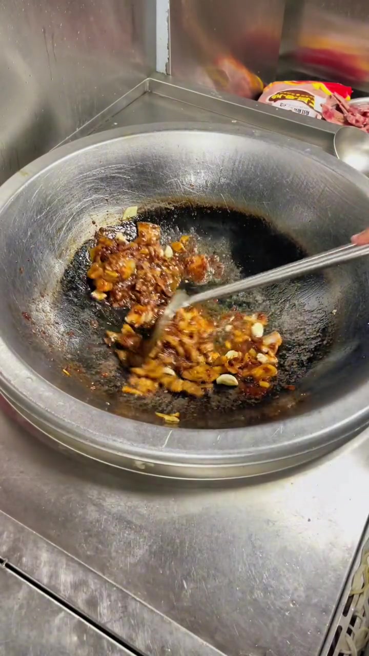 今天分享蒸手掰豆腐,不知道吃什么,就像我这样,买一快老豆腐,这样做出来真的太好吃了,豆腐家