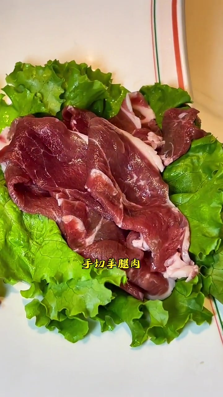 今天3个人花129.9吃了一顿正八经的内蒙牛羊肉,真的全程没血沫,肉的品质非常惊艳 火锅约