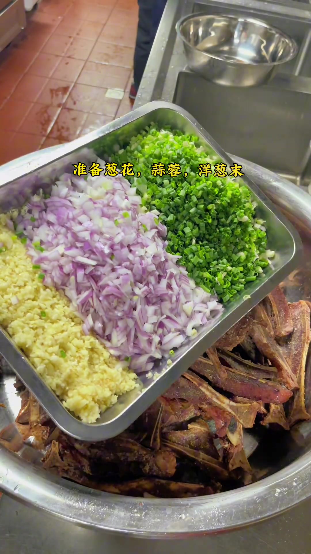 今天分享扇子骨,把万能撒料分享给大家,像我这样做,真的简单又好吃。椒盐扇子骨 扇子骨家常做