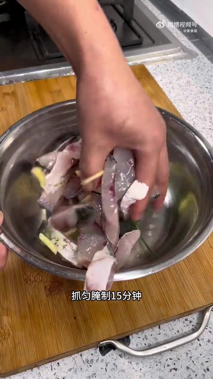 听说10年前在杭州菜市场会做这道爆鱼的人 在杭州房子都买十几套了老上海熏鱼 舌尖上的中国