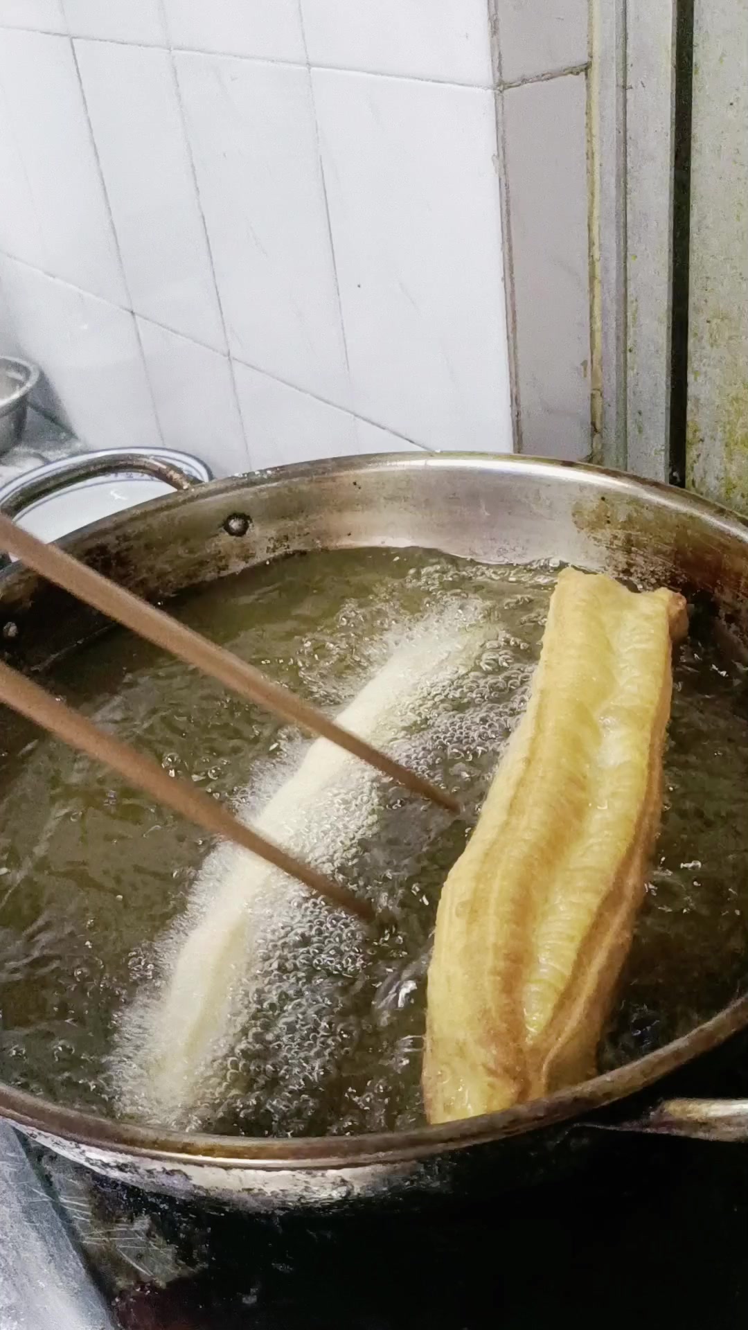 早餐油条技术培训学校哪里比较好?成都小吃技术培训学校一对一