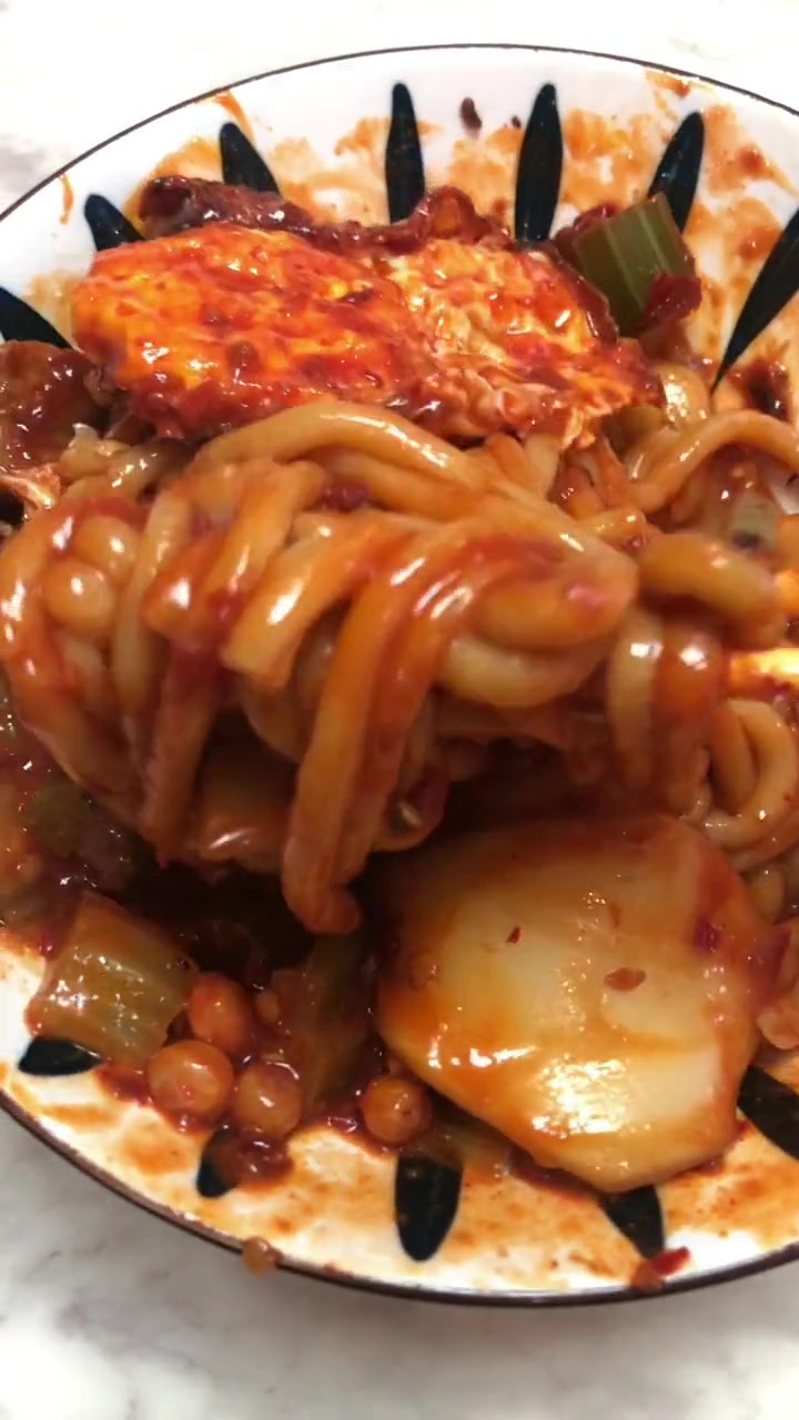 一份加牛肉加宽粉的新疆炒米粉要了我28,含泪笑着吃完的……
