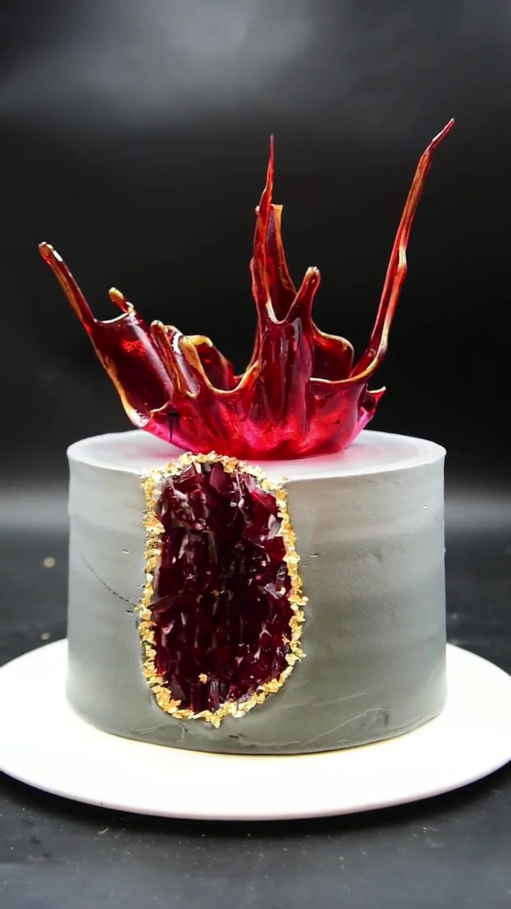 这款美仑美奂让人舍不得吃掉的水晶溶洞艾素糖蛋糕,光听名字就知道技术含量很高哦!烘焙培训 福