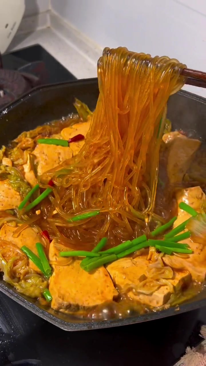 天气凉了,做一锅白菜猪肉炖粉条吃可太棒了!猪肉白菜炖粉条 白菜猪肉炖粉条 大人小孩都爱吃 