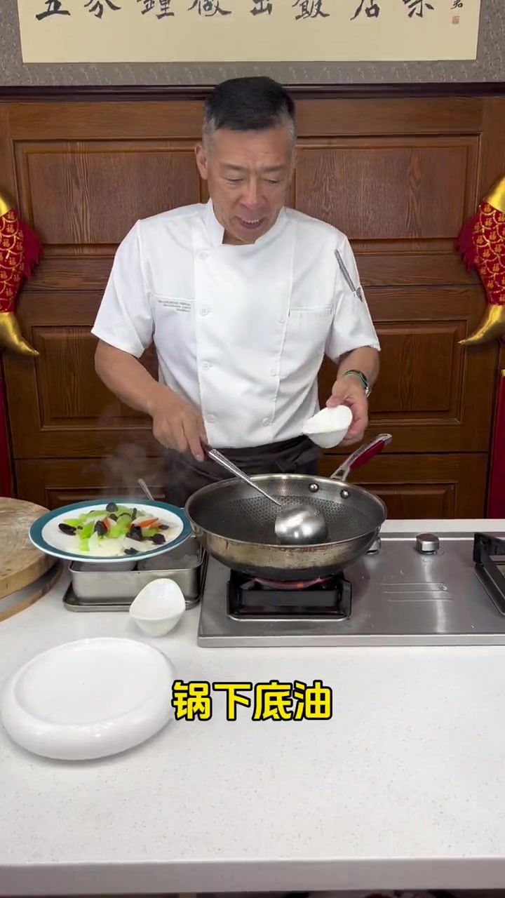 秋天的山药特别好吃,别说 老林教做菜 都是费事的,今天这道 山药小炒 绝对让您 五分钟做出