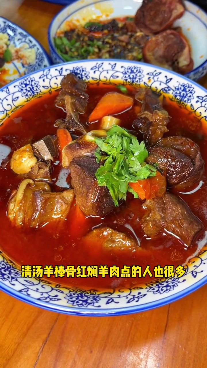 天冷太适合喝羊汤啦～天儿冷吃点啥 真材实料好味道 妈呀太香了 来一碗热乎乎的羊杂汤吧 附近