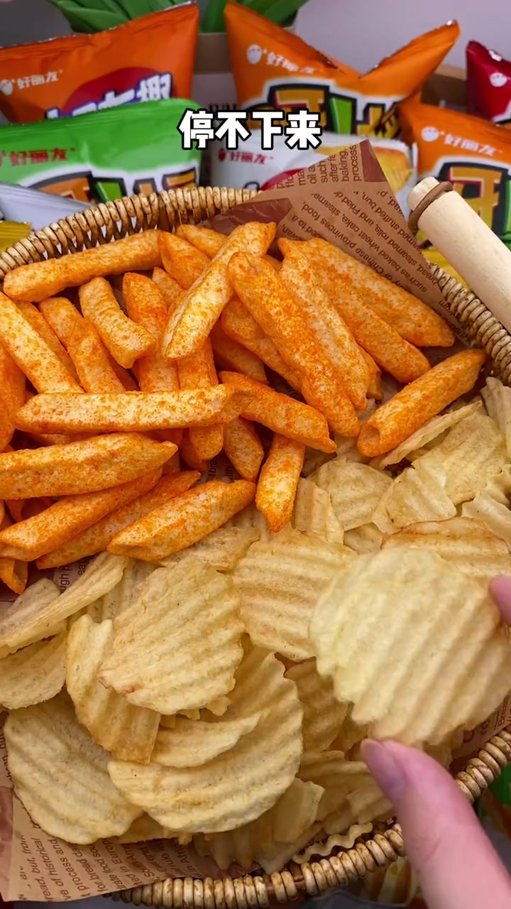 好丽友 你搞什么?我只服了个邮费,竟然给我发了两大包,超多呀土豆 好吃到停不下来 薯片 零