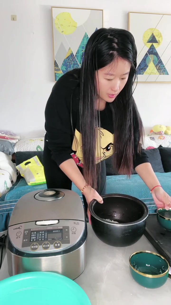 因为我们盘锦的水也是偏碱性,所以和其它城市家里的水也会有所不同,做出来的口感也会有区别,大