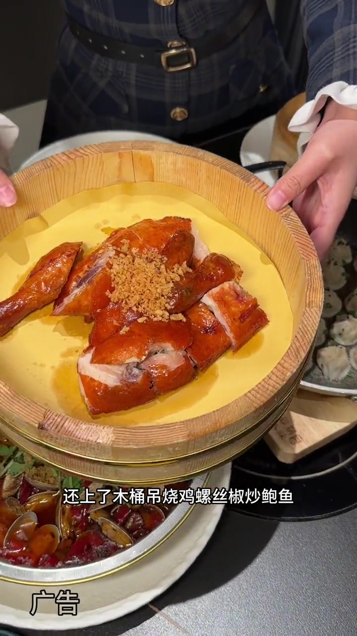 菠萝包趁热吃,能拉丝,虾饺里面的虾仁很大个,好吃!附近美食 粤菜美食 滨河壹号海鲜 这家店