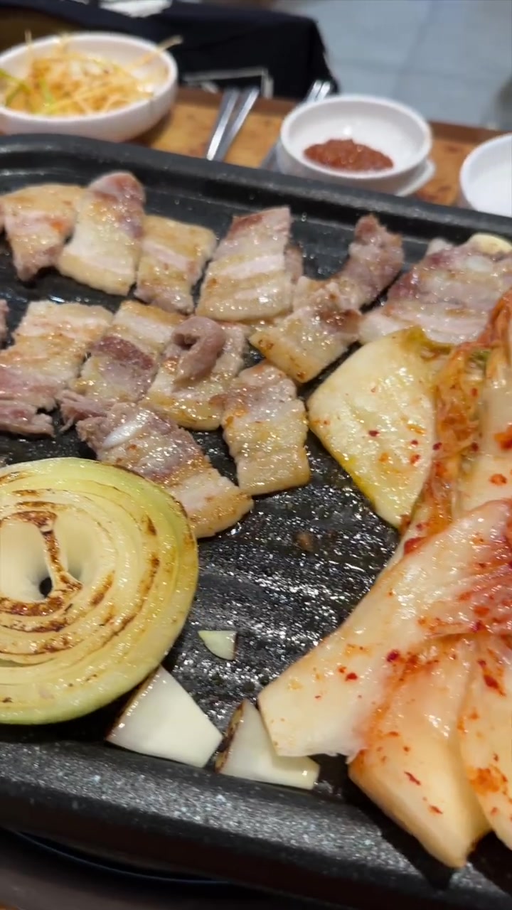 让人崩溃的韩国烤肉文化(在韩国吃烤肉千万不要自己动手…….)