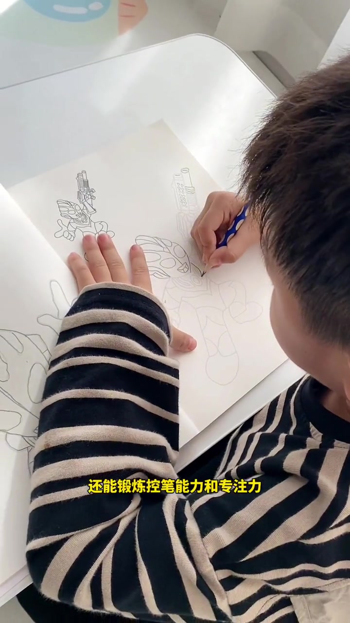 喜欢奥特曼又喜欢画画的小朋友,一定要试试这本奥特曼描摹本,不仅锻炼 专注力,还能锻炼控笔 