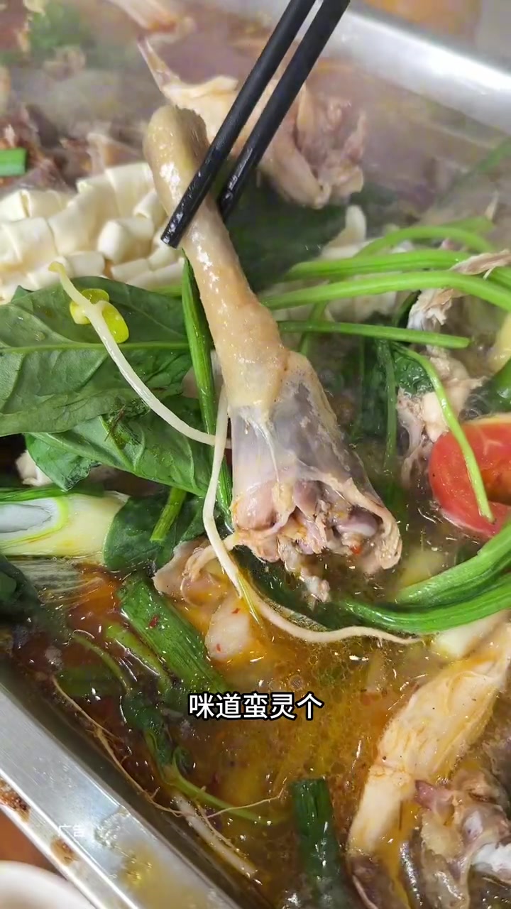 莫城这家新开的天天红碳锅,人均几十块,88一大桌有4斤左右老母鸡,18种蔬菜随意涮,还有饮