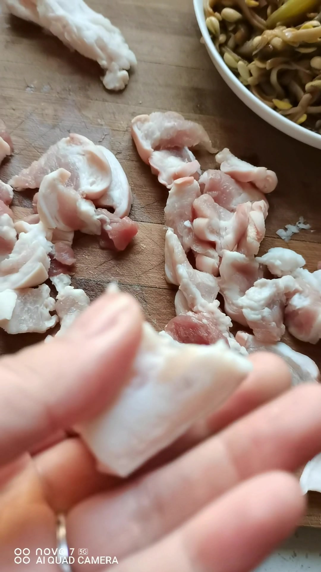 猪肉里这是长了虫子吗?还能吃吗