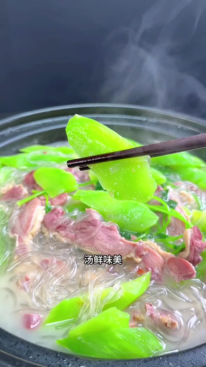 咸鸭腿炖莴笋 汤鲜味美 家的味道 地道农家菜 简单家常 乡村味道